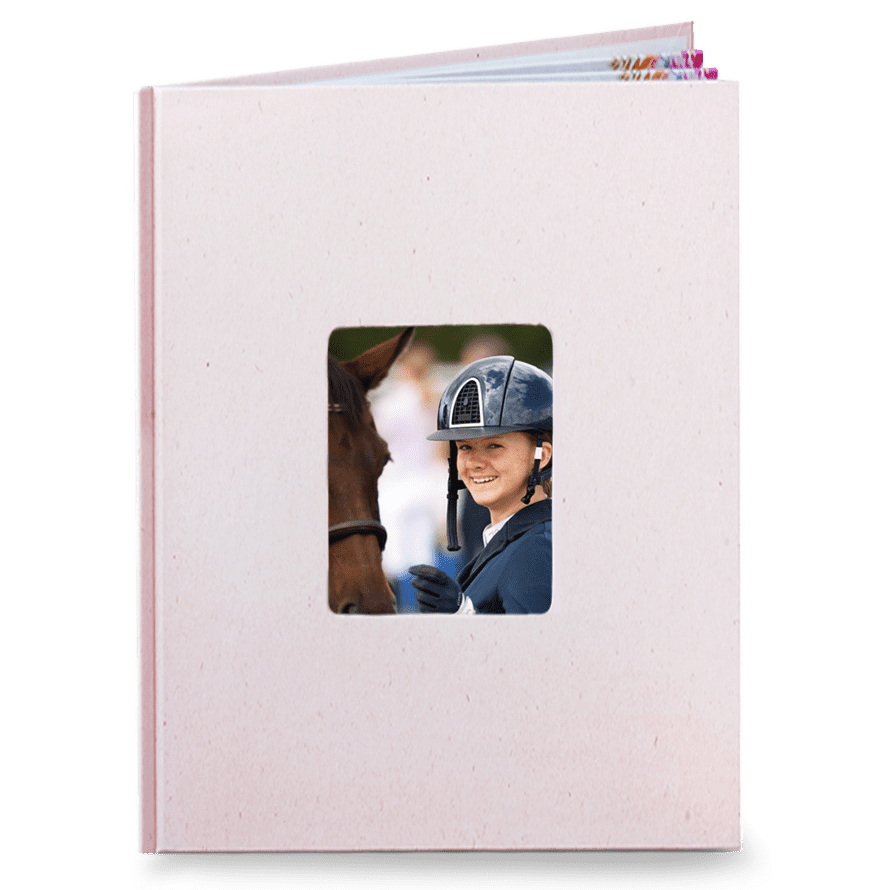 Fotokniha online. Sleva na růžovou fotoknihu s okénkem 21cm - Béžové pozadí