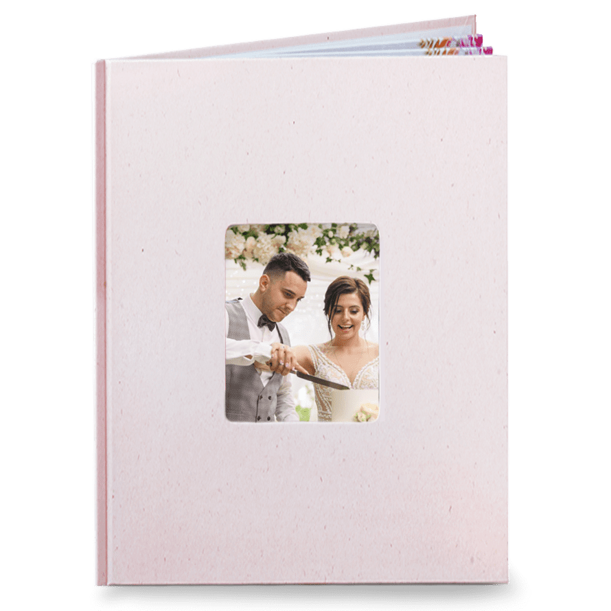 Fotokniha online. Sleva na růžovou fotoknihu s okénkem 21cm - Srdíčková